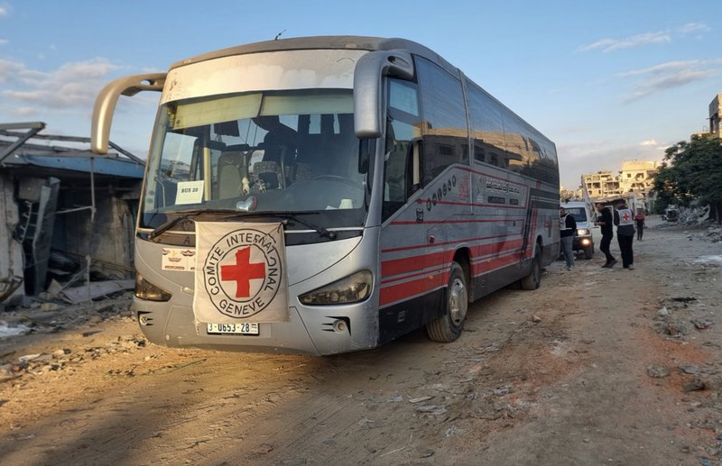 Bussar från Röda Korset är redo i Khan Yunis i Gaza, inför den väntade frigivningen av palestinier som hållits fängslade i Israel. Foto: Mohammad Jahjouh/AP/TT Bussar från Röda Korset är redo i Khan Yunis i Gaza, inför den väntade frigivningen av palestinier som hållits fängslade i Israel. Foto: Mohammad Jahjouh/AP/TT